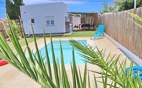 Chalet Isla Azul con piscina y porche